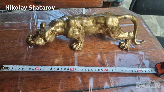 голяма метална скулптура. фигура на 