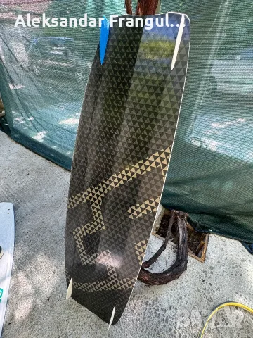 Продавам карбонова кайтсърф дъска CrazyFly Raptor Pro LTD, размер 136 × 41 см., снимка 3 - Водни спортове - 55301241