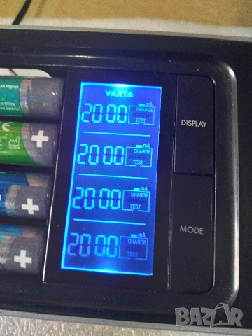 VARTA 57675 - LCD Ултрабързо зарядно 4xAA/AAA зареждане 15мин, снимка 2 - Друга електроника - 55260309