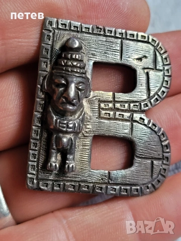 сребърна брошка.