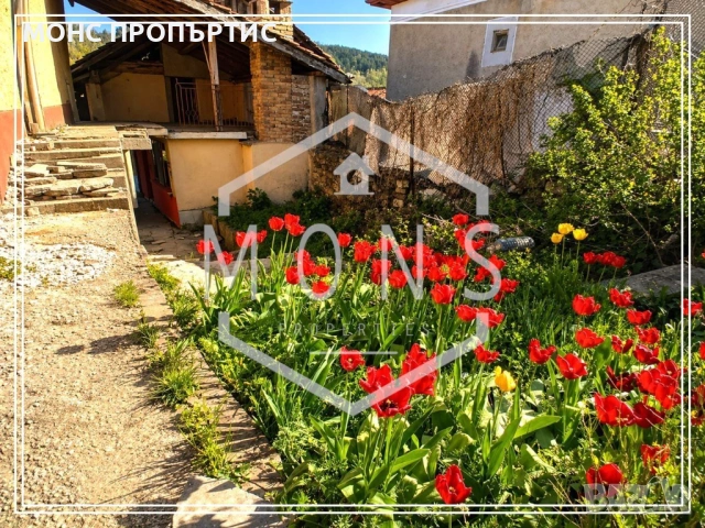 Продава се къща за ремонт с обширен двор и лице на две улици в с. Добромирка, обл. Габрово., снимка 8 - Къщи - 54453947