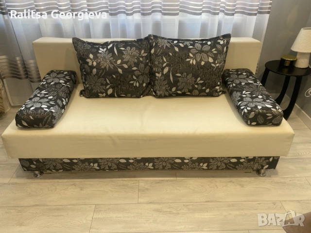 Продавам кухненски разтегаем диван двойка и 6 трапезни стола