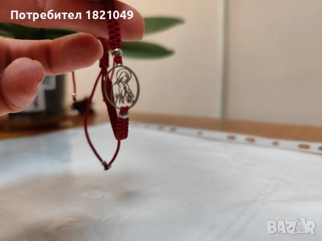 Червена гривна за късмет с елементи от стомана