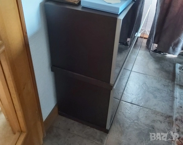 Продава масивни шкафове, вратички синьо огледално стъкло, производство Италия, цената е за 1бр., снимка 2 - Секции и витрини - 55041080