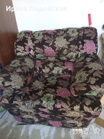 Продавам широк фотьол.