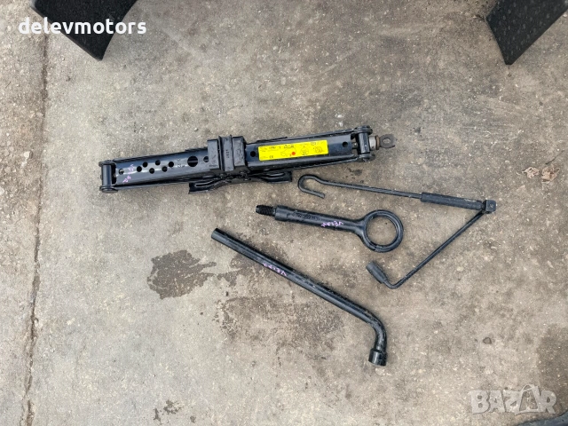 m8a2-19g381-be авариен комплект крик, ключ, кука от Land Rover Range Rover Velar (L560) 3.0 D , снимка 2 - Части - 55221445