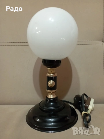 Черна лампа с бял стъклен абажур