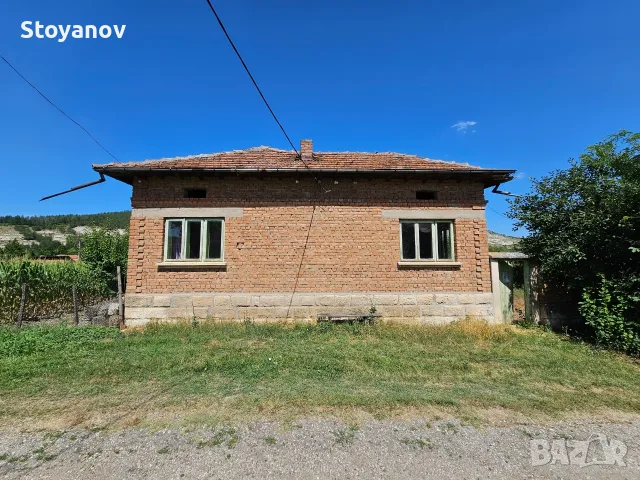 Къща с жилищна пристройка, равен двор и стопански постройки в с. Острица, снимка 4 - Къщи - 55393223