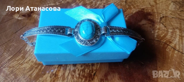 Елегантна гривна с твърда основа в етно стил. Акцентът е върху камъка 