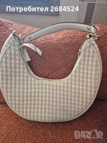 Продавам нова чанта Guess, снимка 2 - Чанти - 54752619