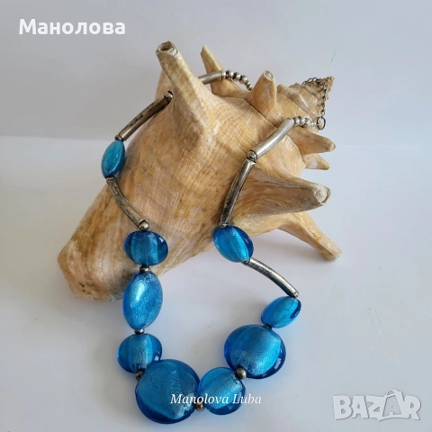 Винтидж колие от муранско (венецианско) стъкло в лазурно/светлосин цвят.