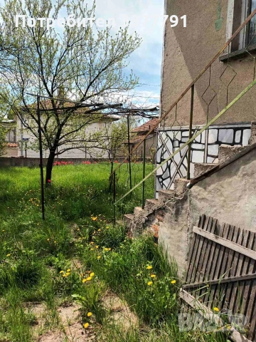 Двуетажна къща с.Вакарел, снимка 3 - Къщи - 54607322