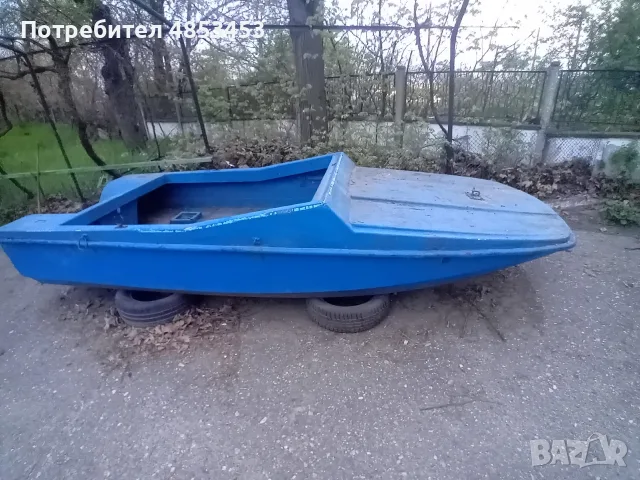 Продава се тримаран, двойно дъно, тапи за източване, 2бр.гребла,за извън бордов двигател. 