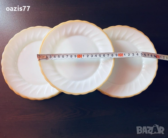 Десертни чинии, бяло стъкло с жълт кант. Красиво оребрени. 6 бр Д=18,5 см., Не са ползв € 21