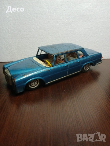 Стара японска ламаринена играчка Mercedes. 