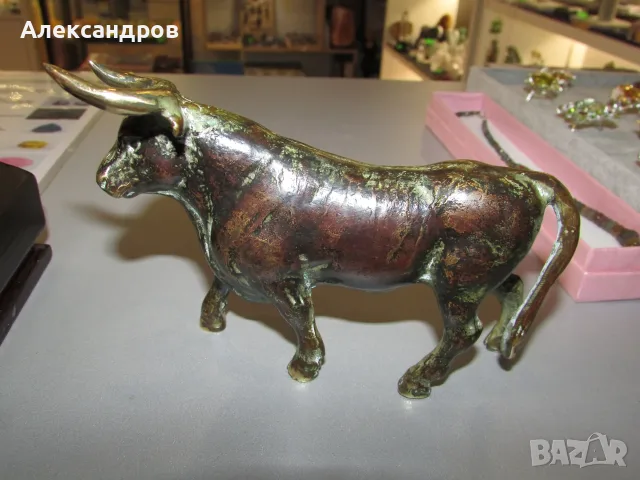 Авторска бронзовафигура бик, плътен бронз. Български автор
