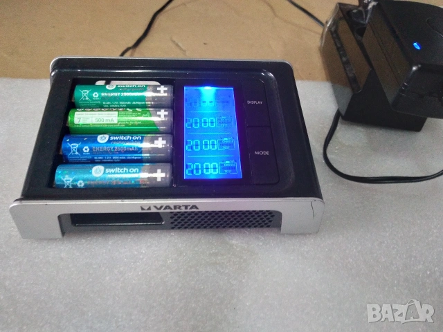 VARTA 57675 - LCD Ултрабързо зарядно 4xAA/AAA зареждане 15мин, снимка 3 - Друга електроника - 55260309