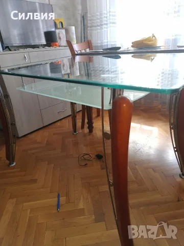 Продавам стъклена маса с масивни дървени крака 