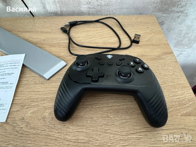 Продавам гейминг джойстик — безжичен, с вибрация и RGB