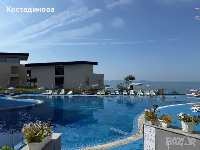 Нощувки в апартамент на частен плаж в гора с голям и малък басейн