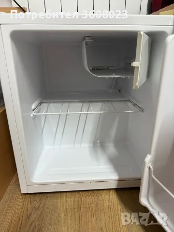 Мини хладилник Whirlpool, снимка 3 - Хладилници - 55430051
