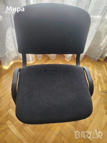 Два черни стола