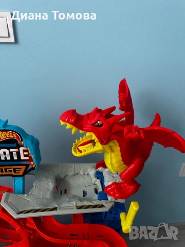 Мега гараж на Hot wheels с дракон + колички, снимка 3 - Коли, камиони, мотори, писти - 54016749