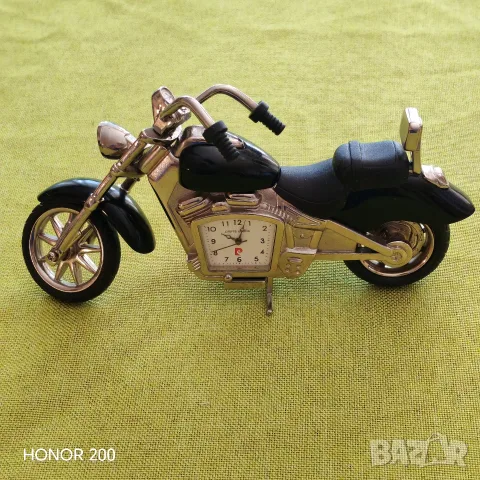 Часовник миниатюра мотор Chopper, Pierre Cardin. 