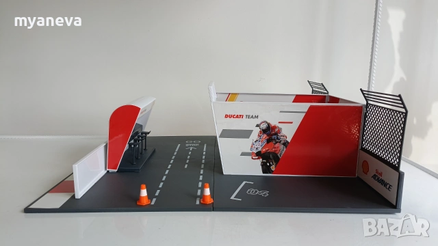Bburago Ducati Pit-Box  (Shell V-Power) , сглобяема конструкция на бокс с писта за колички и мотор. , снимка 2 - Коли, камиони, мотори, писти - 55252092