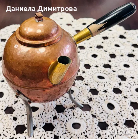 Чайник на 3 крачета с дървена дръжка