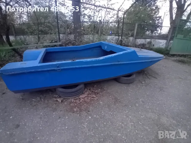 Продава се тримаран, двойно дъно, тапи за източване, 2бр.гребла,за извън бордов двигател. , снимка 2 - Воден транспорт - 55464439