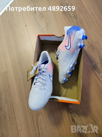 нови футболни обувки Nike 