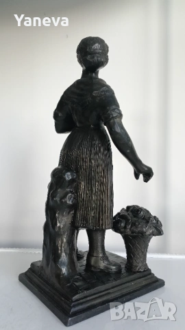 Френска, метална, антикварна статуетка  в романтичен стил, изобразяваща младо момиче с цветя. , снимка 9 - Статуетки - 54151864