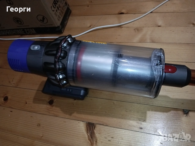 Отлична прахосмукачка Dyson V10 с добра батерия и аксесоари, снимка 3 - Прахосмукачки - 53357300