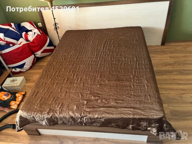 Спалня с матрак и повдигащ механизъм