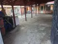 Продава се къща с помещение за бизнез на снимките се вижада само предния двор с голяма веранда , снимка 3