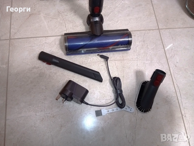 Много добра прахосмукачка Dyson V7 с добра батерия и аксесоари, снимка 3 - Прахосмукачки - 53624228