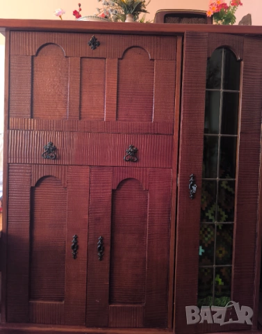 Стар масивен шкаф