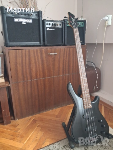 Бас китара с кубета