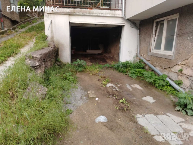 Отдава се под наем за ДВЕ КОЛИ ГАРАЖ  и ПАРКОМЯСТО, снимка 3 - Гаражи и паркоместа - 54924322