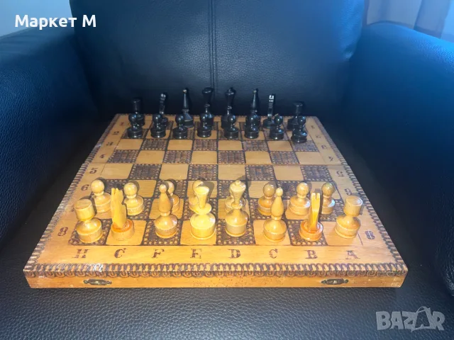 Шах с дървени фигури