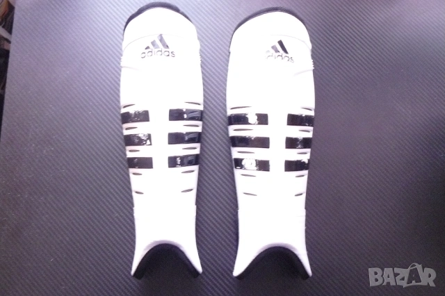 Футболни кори Adidas футбол калци протектори спорт топка гол бяло черно спортист футболист обувки