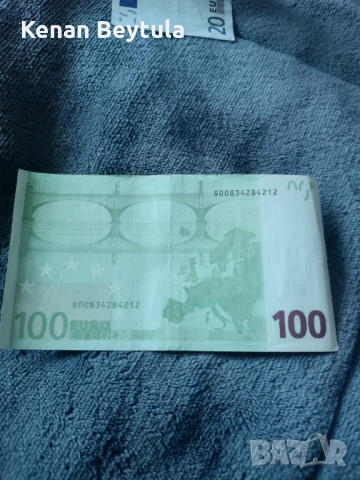 Банкнота от 100 евро от първата емисия банкноти за европейския съюз от 2002г. Банкнотата е германска