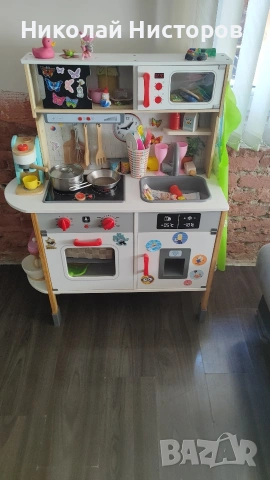 Детска кухня + играчки към нея