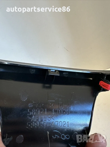 Лайсна на централен подлакътник за Toyota Prius 1.8 Hybrid (2018) 58921-47020, снимка 2 - Части - 54354724