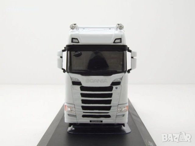 Scania S-Series влекач 2020 - мащаб 1:43 на IXO моделът е нов в PVC дисплей-кейс, снимка 5 - Колекции - 54504498
