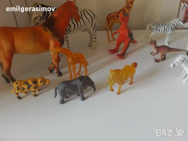 Танцуващи кукли , лот пластмасови животни и две преспапиета., снимка 7 - Други ценни предмети - 37546051