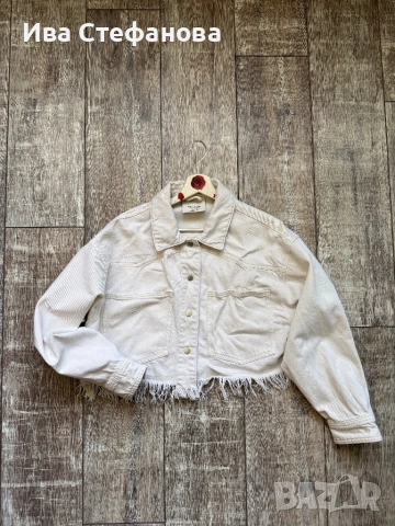  Стилно бяло дънково яке от Pull&Bear  💫 Модерен къс (cropped) дизайн с ефектни ресни отдолу , снимка 4 - Рокли - 48223259