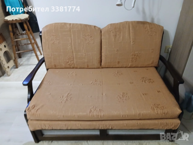Продавам двуместен диван