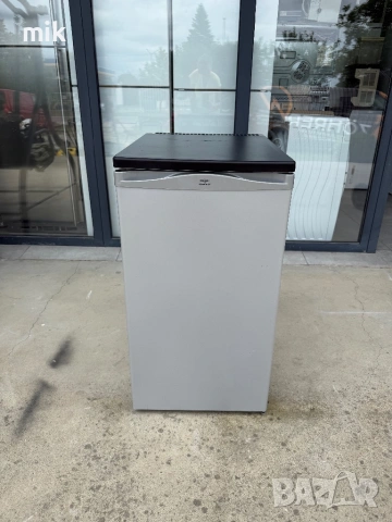 Сив малък хладилник с камера Whirlpool 45 см широк